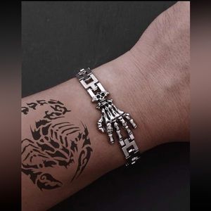 💀 Awesome Metallic Skeleton Skull Bone Hand Bracelet 💀
